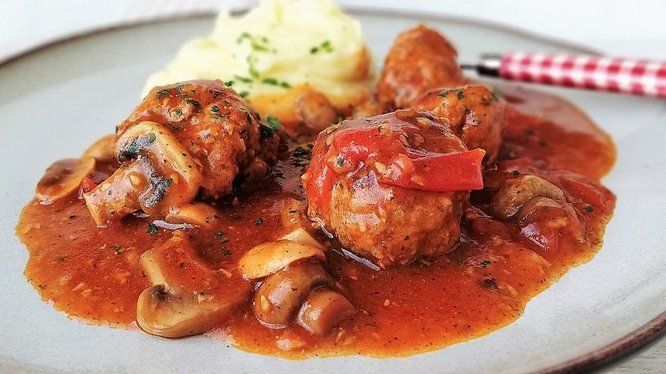 Geschmorte-Kr-uter-Hackb-llchen-mit-Champignons