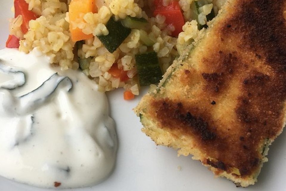 Knuspriges Zucchinischnitzel mit Gemüsebulgur und Minzjoghurt