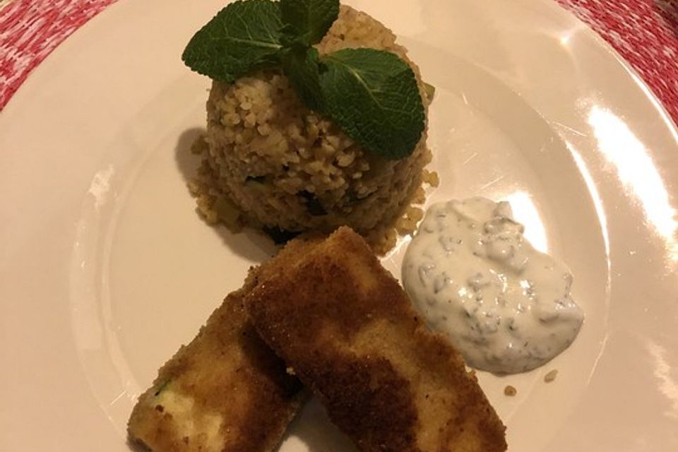 Knuspriges Zucchinischnitzel mit Gemüsebulgur und Minzjoghurt