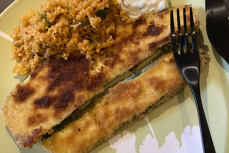 Knuspriges Zucchinischnitzel mit Gemüsebulgur und Minzjoghurt