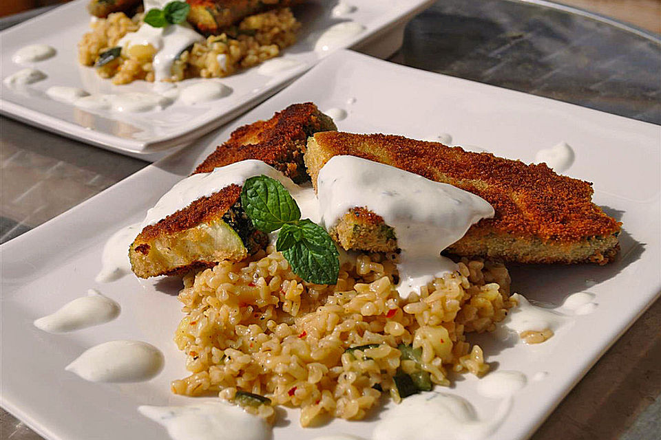 Knuspriges Zucchinischnitzel mit Gemüsebulgur und Minzjoghurt