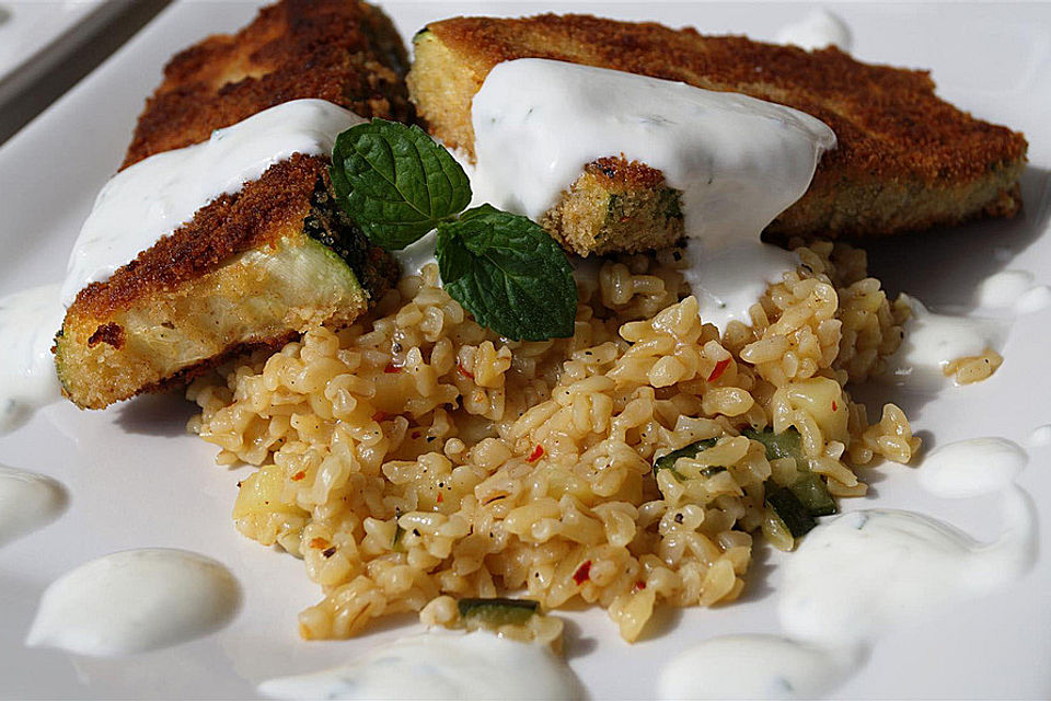 Knuspriges Zucchinischnitzel mit Gemüsebulgur und Minzjoghurt