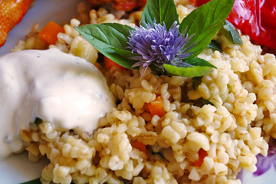 Knuspriges Zucchinischnitzel mit Gemüsebulgur und Minzjoghurt