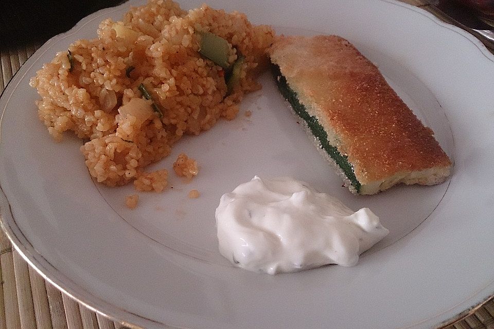 Knuspriges Zucchinischnitzel mit Gemüsebulgur und Minzjoghurt