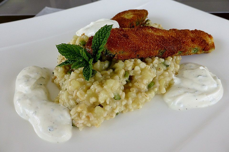 Knuspriges Zucchinischnitzel mit Gemüsebulgur und Minzjoghurt