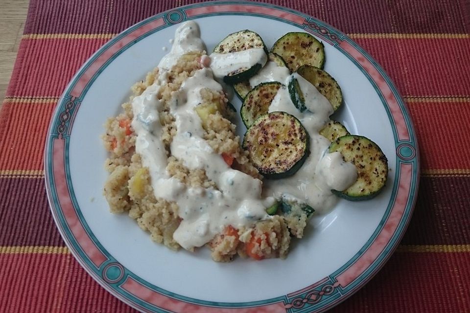 Knuspriges Zucchinischnitzel mit Gemüsebulgur und Minzjoghurt