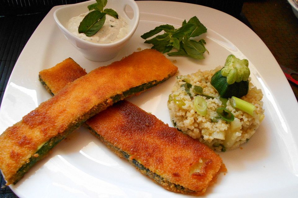 Knuspriges Zucchinischnitzel mit Gemüsebulgur und Minzjoghurt