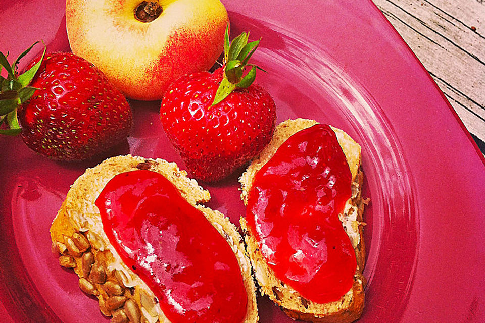 Erdbeer-Pfirsich-Marmelade mit Schwips