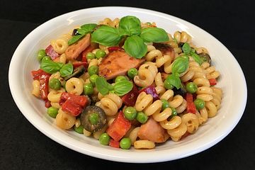 Nudelsalat mit angebratenen Fleischwurststücken