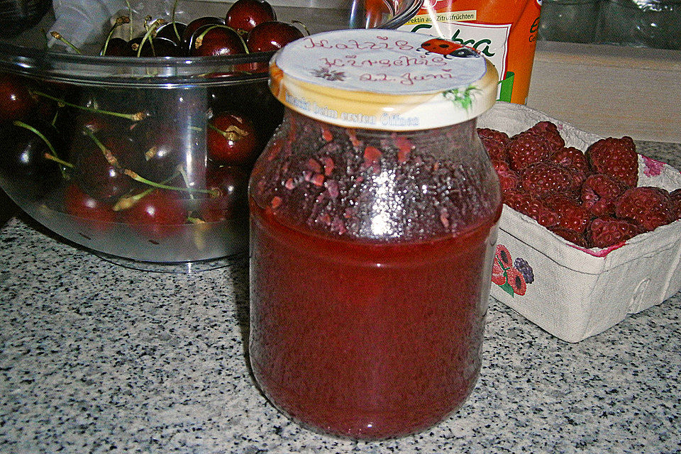 Himbeer-Kirsch-Marmelade mit weißer Schokolade