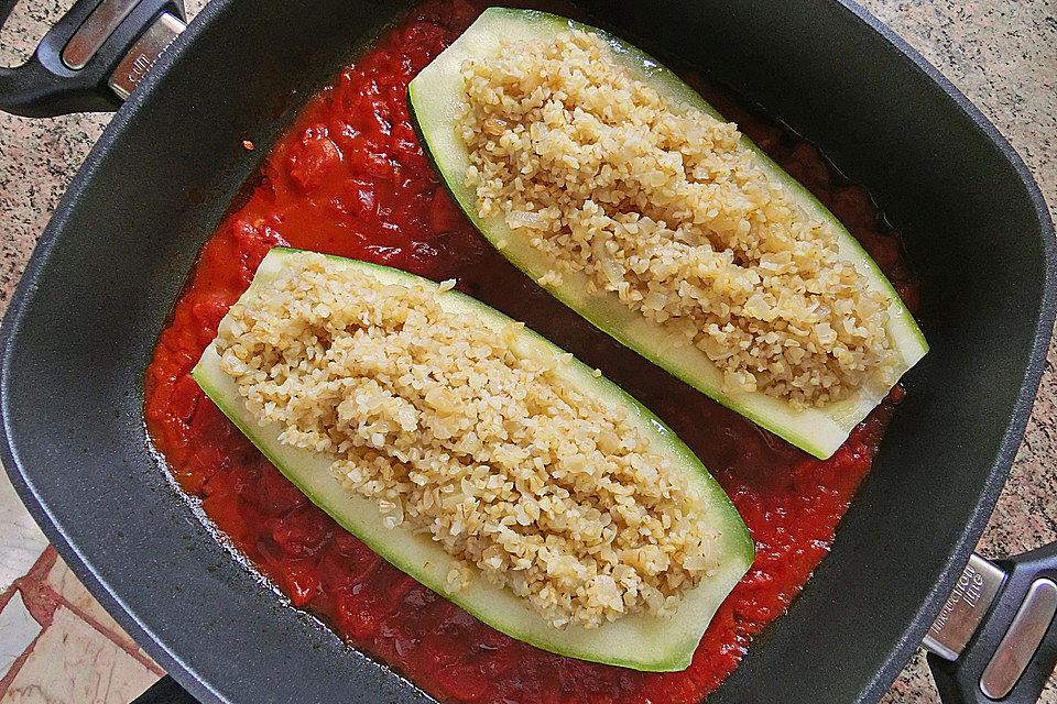 Gefüllte Zucchini im Tomatenbett