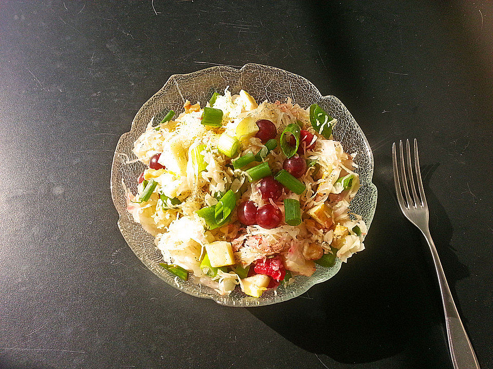 Fruchtig-nussiger Sauerkrautsalat von Tysker| Chefkoch