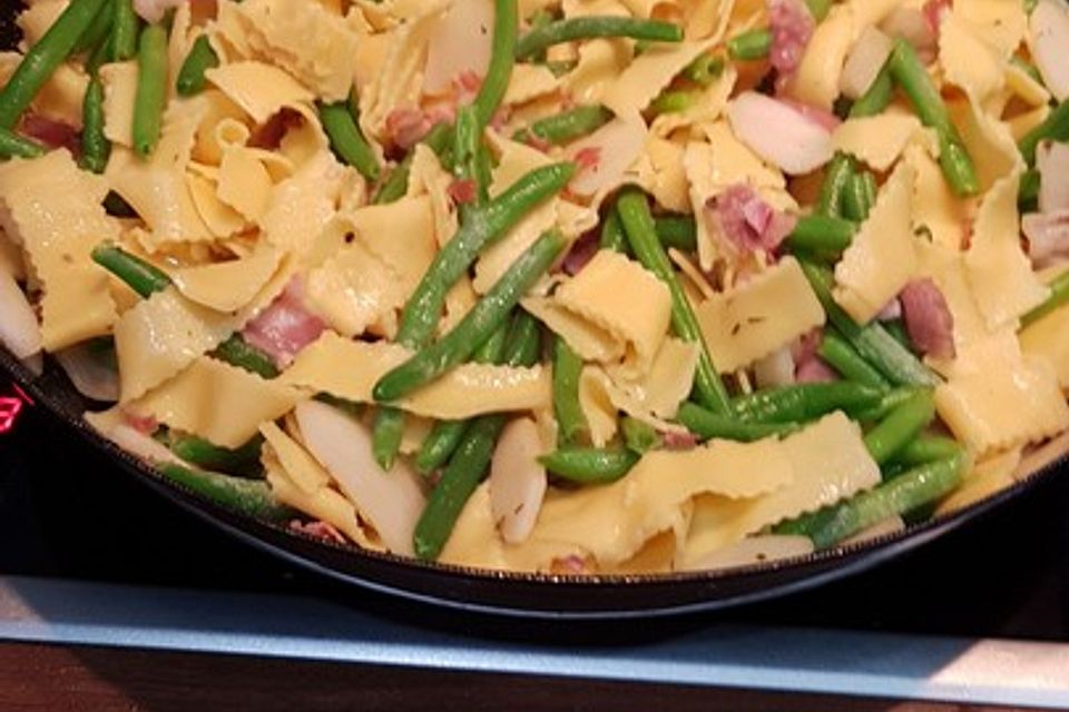 Birnen, Bohnen und Speck mit Nudeln Birnen, Bohnen und Speck mit Nudeln