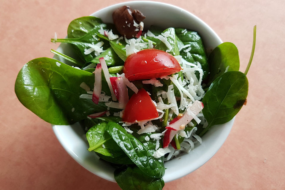 Spinatsalat mit Champignons und Radieschen à la Gabi