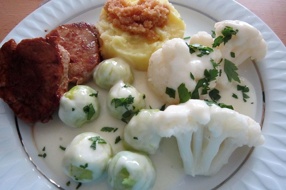 Schweinefilet mit Blumenkohl und leichter Käse-Bechamelsauce