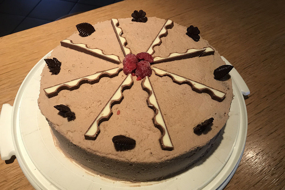 Schokoladentorte mit Kinderriegel Schokoladentorte mit Kinderriegel
