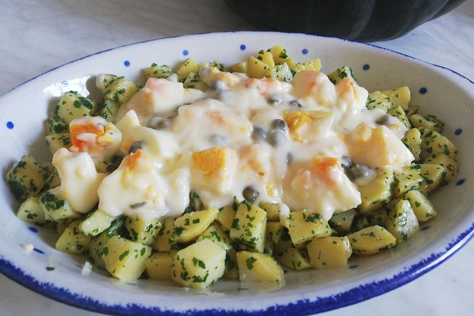 Eierragout mit Kapern im Würfelkartoffelrand