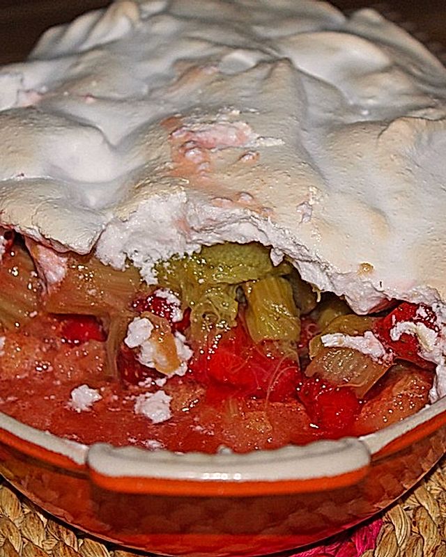 Warmes Erdbeer-Rhabarber-Dessert mit Baiserhaube