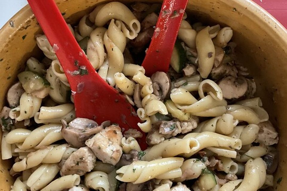 Puten-Walnuss-Nudelsalat mit Champignons und Zucchini