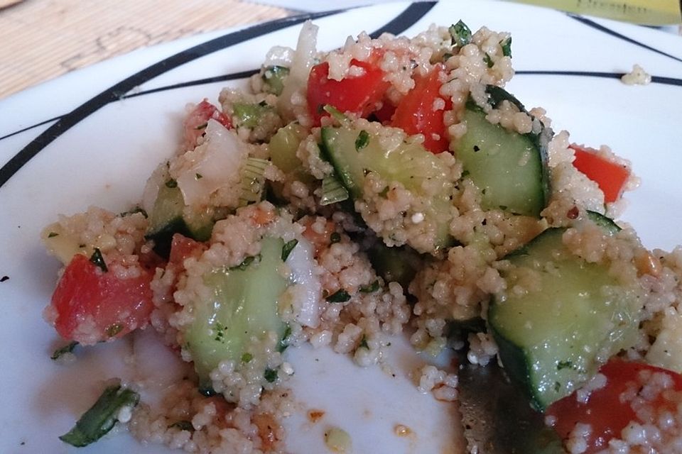 Couscous-Salat mit Gemüse und Minze