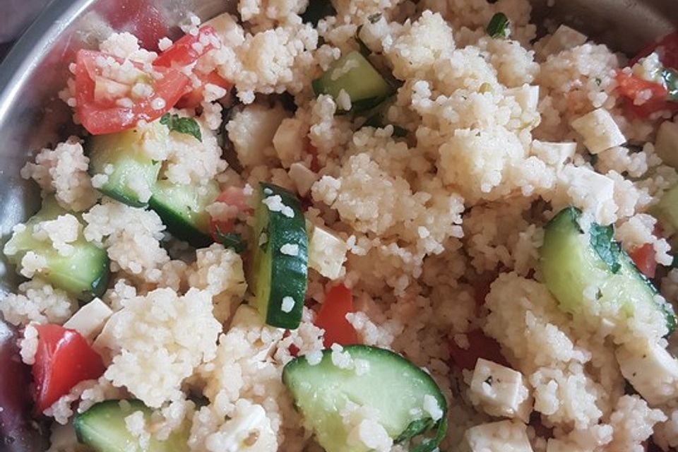 Couscous-Salat mit Gemüse und Minze