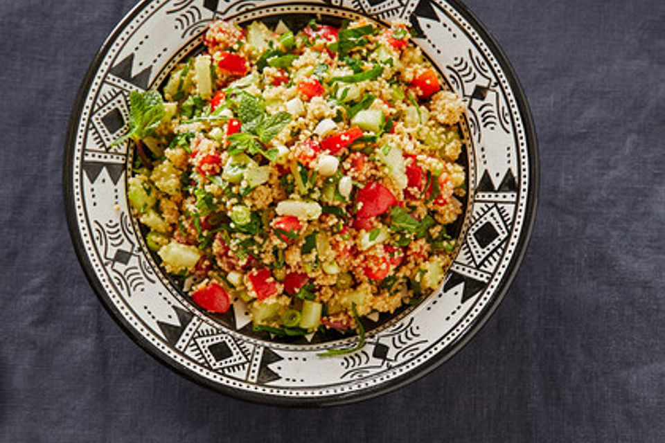 Couscous-Salat mit Gemüse und Minze