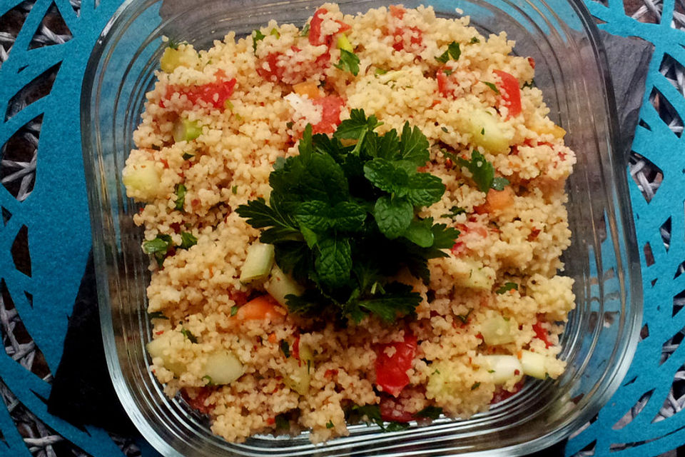 Couscous-Salat mit Gemüse und Minze