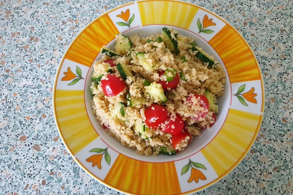 Couscous-Salat mit Gemüse und Minze