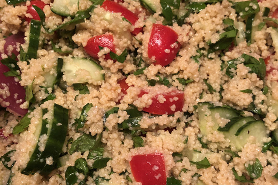 Couscous-Salat mit Gemüse und Minze