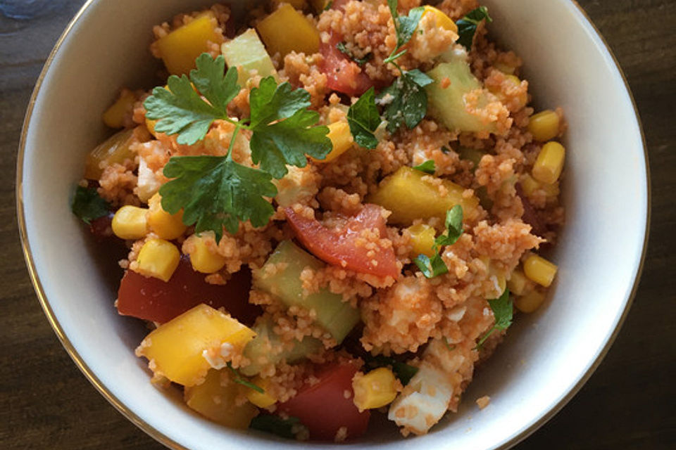 Couscous-Salat mit Gemüse und Minze