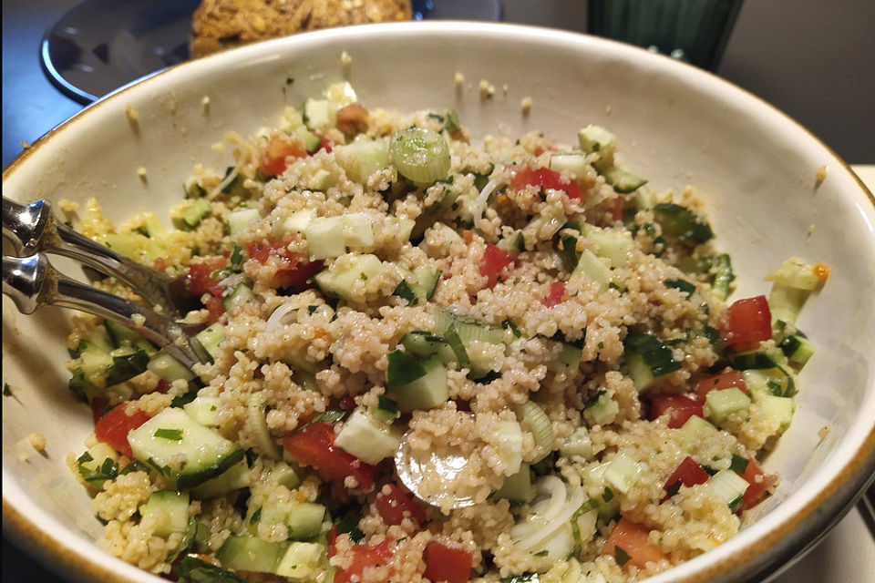 Couscous-Salat mit Gemüse und Minze