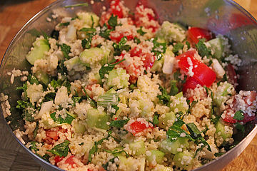 Couscous-Salat mit Gemüse und Minze