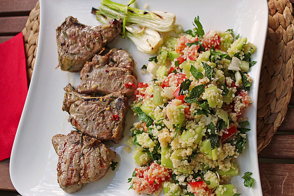 Couscous-Salat mit Gemüse und Minze