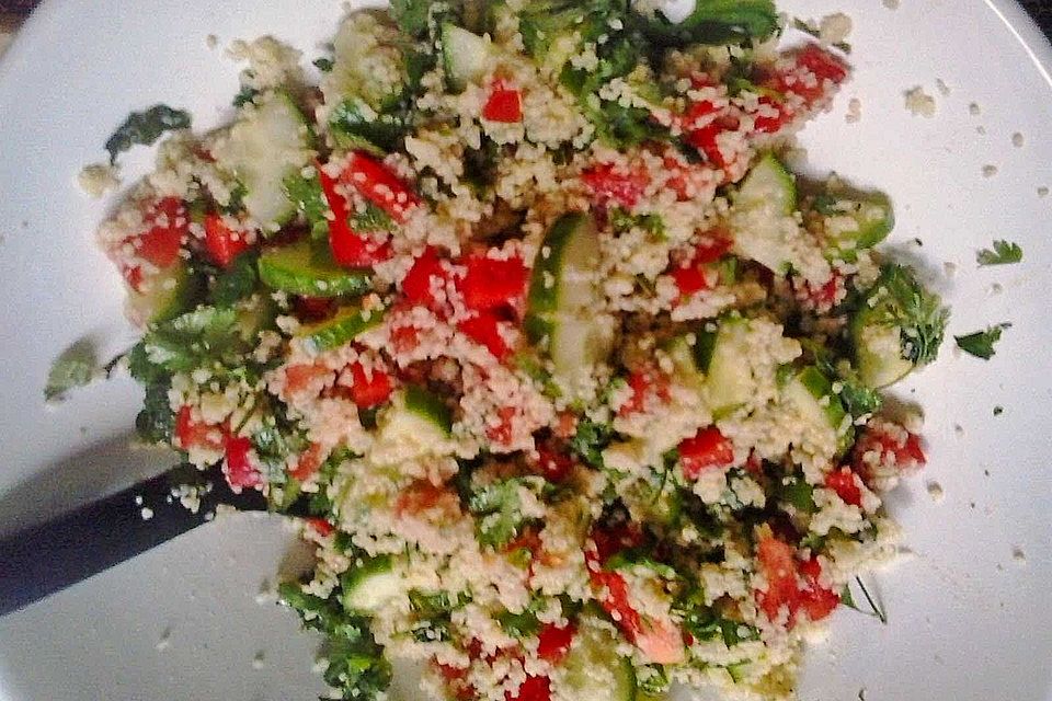 Couscous-Salat mit Gemüse und Minze