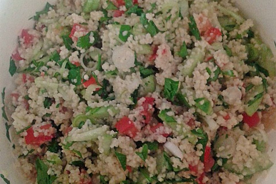 Couscous-Salat mit Gemüse und Minze