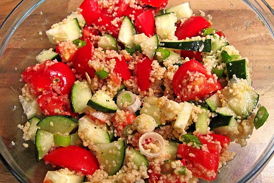 Couscous-Salat mit Gemüse und Minze