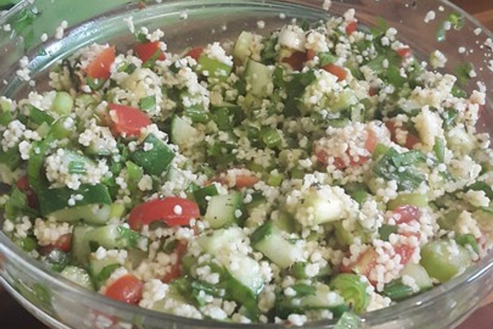 Couscous-Salat mit Gemüse und Minze