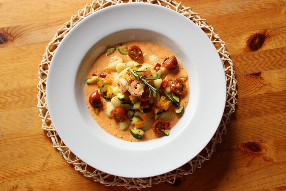 Gnocchi in Paprikasauce mit Garnelen und sautiertem Gemüse