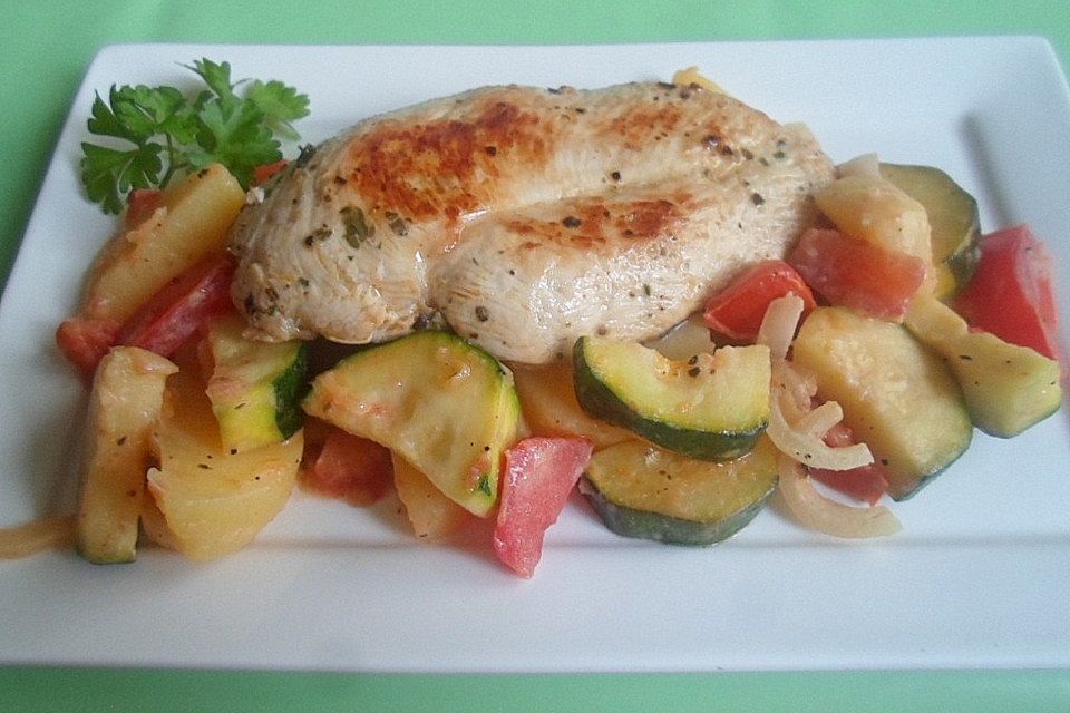 Putensteak auf Kartoffel-Zucchini-Gemüse