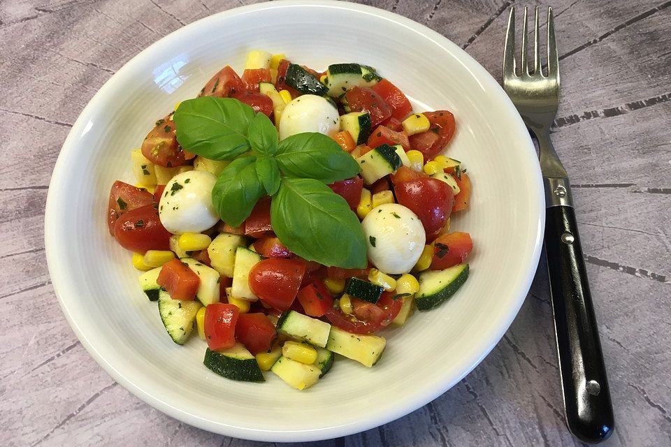 Sommersalat mit Zucchini, Paprika, Mozzarella und Tomaten