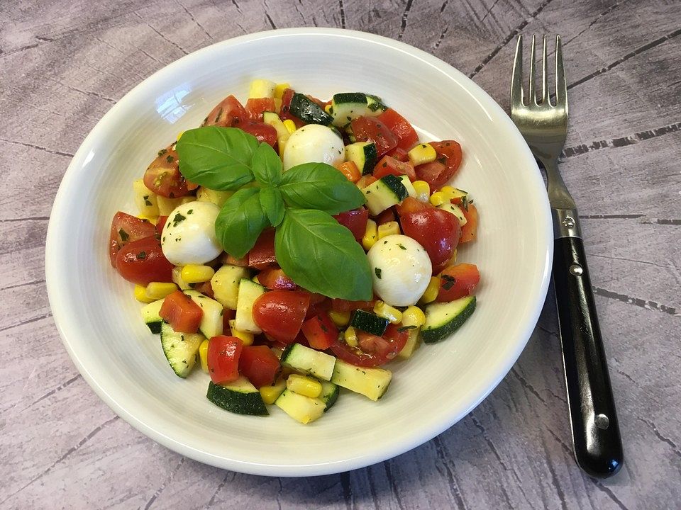 Sommersalat mit Zucchini, Paprika, Mozzarella und Tomaten von Mamali ...