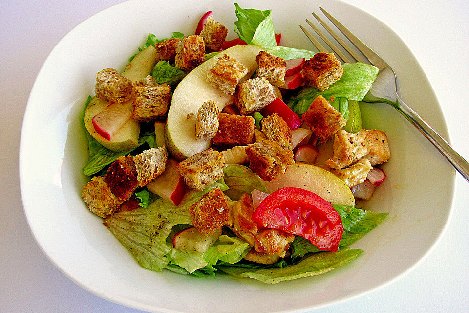 Salat mit Hähnchenbrust, Birnen und Radieschen