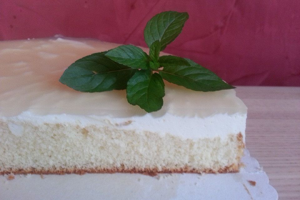 Flowers Törtchen mit Joghurt-Holunder-Mousse