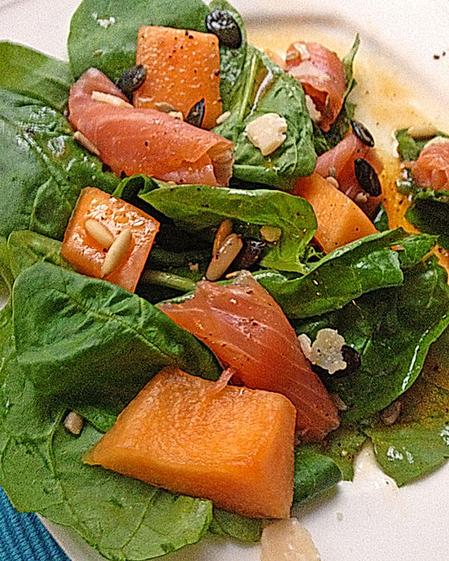 Blattspinatsalat mit Lachs und Melone