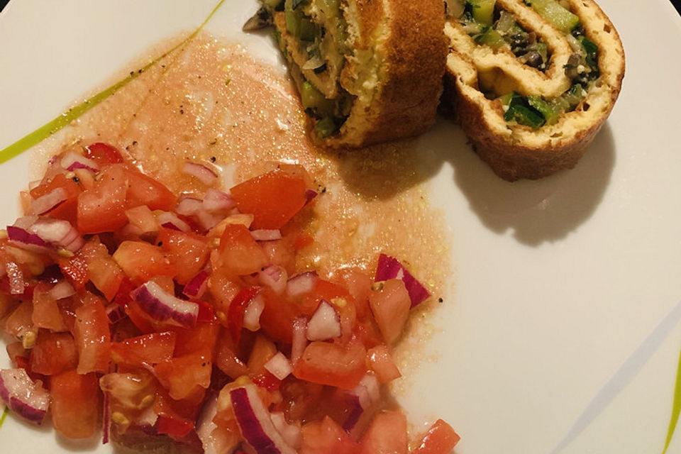 Käsesoufflé-Roulade mit Zucchinifüllung und kalter scharfer Tomatensalsa