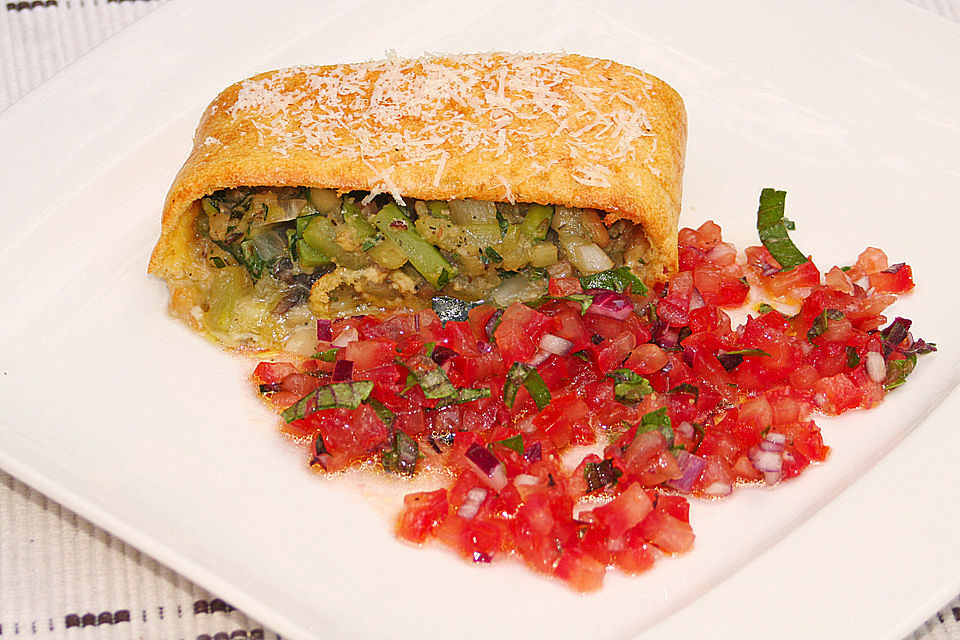 Käsesoufflé-Roulade mit Zucchinifüllung und kalter scharfer Tomatensalsa