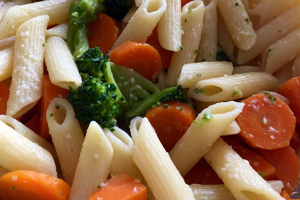 Vegetarischer Nudelsalat mit Brokkoli und Karotten