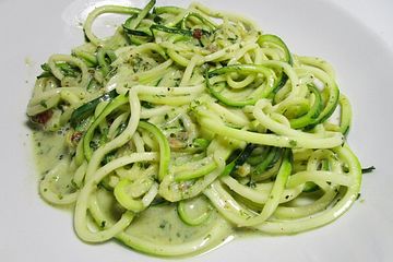 Dunne Zucchininudeln Mit Creme Fraiche Und Pesto Von Katizero Chefkoch