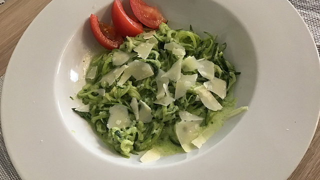 Dünne Zucchininudeln mit Crème fraîche und Pesto von KatiZero Dünne Zucchininudeln mit Crème fraîche und Pesto von KatiZero