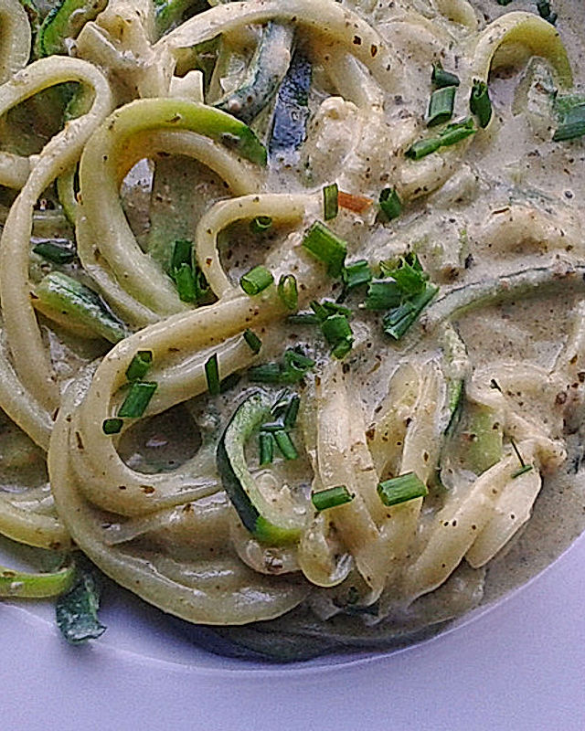Dünne Zucchininudeln mit Crème fraîche und Pesto